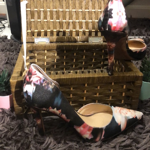 JESSICA SIMPSON FLORAL PUMP - Picture 2 of 7